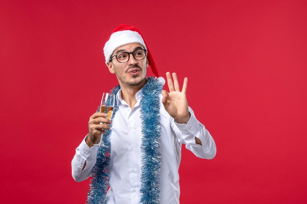 クリスマスのポーズをとる表現力豊かな若い男