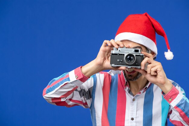 Free photo expressive young man posing for christmas