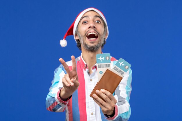 クリスマスのポーズをとる表現力豊かな若い男