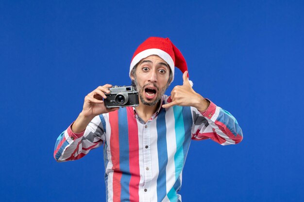 Free photo expressive young man posing for christmas