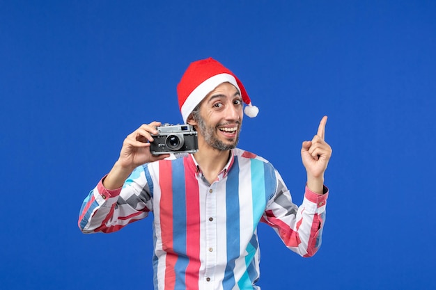 Free photo expressive young man posing for christmas