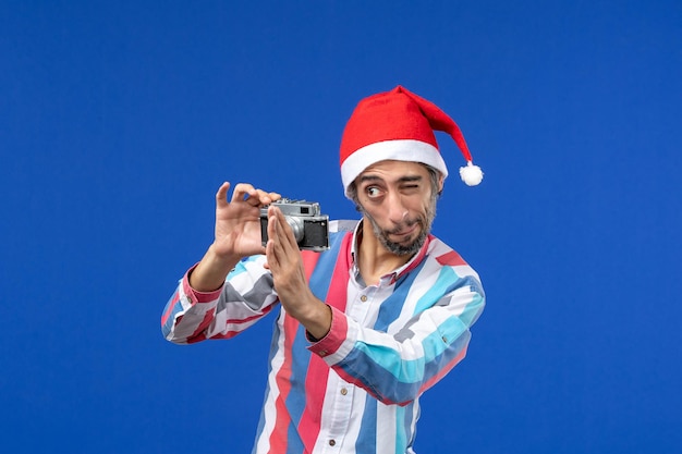 Foto gratuita giovane espressivo in posa per natale