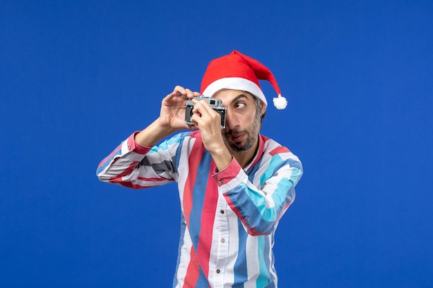 Free photo expressive young man posing for christmas