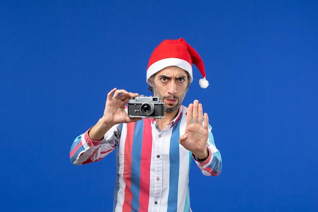 Free photo expressive young man posing for christmas
