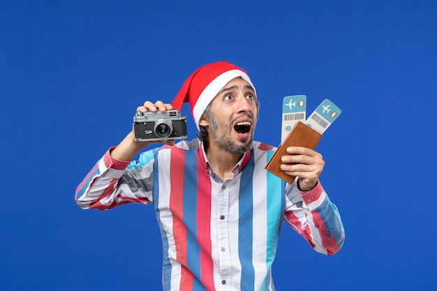 Free photo expressive young man posing for christmas