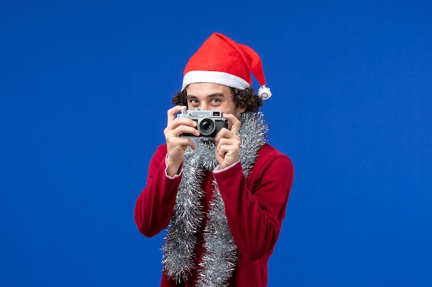 クリスマスのポーズをとる表現力豊かな若い男