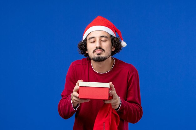 クリスマスのポーズをとる表現力豊かな若い男