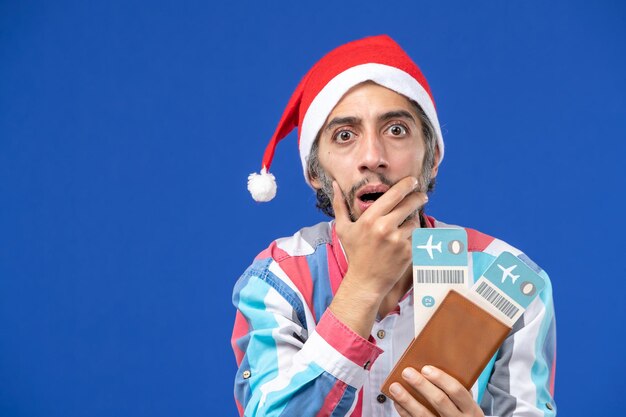 クリスマスのポーズをとる表現力豊かな若い男