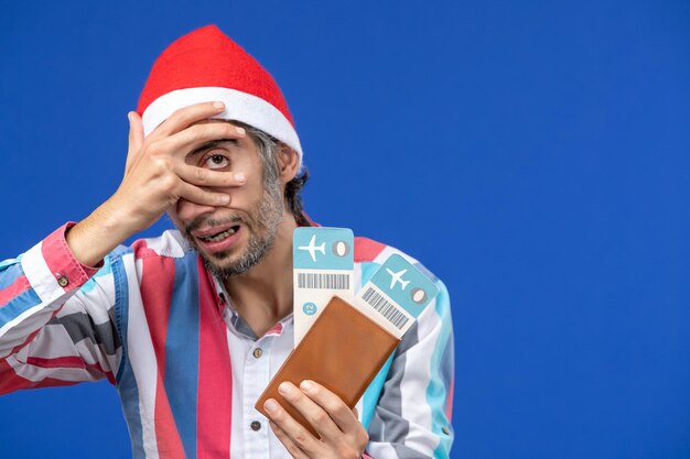 クリスマスのポーズをとる表現力豊かな若い男