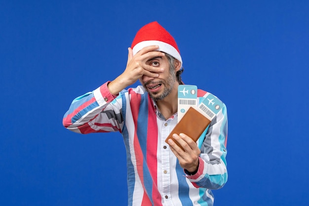 クリスマスのポーズをとる表現力豊かな若い男