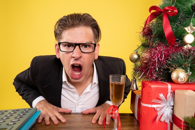 Free photo expressive young man posing for christmas