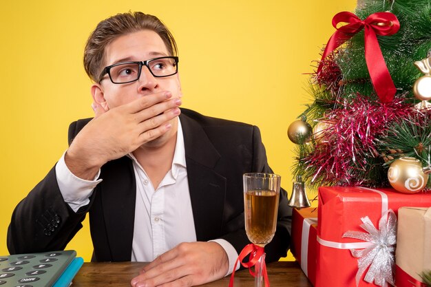 クリスマスのポーズをとる表現力豊かな若い男