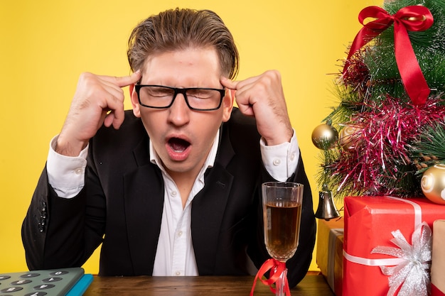 Free photo expressive young man posing for christmas