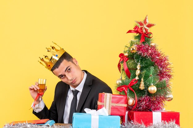 クリスマスのポーズをとる表現力豊かな若い男