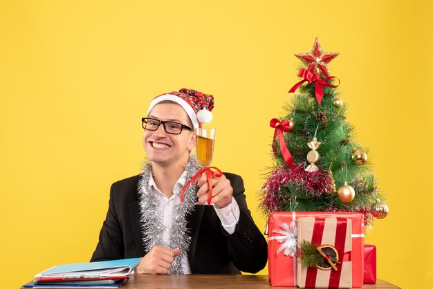 クリスマスのポーズをとる表現力豊かな青年