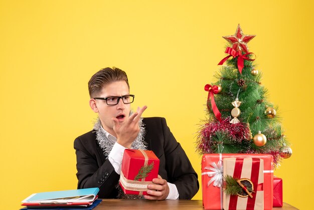 クリスマスのポーズをとる表現力豊かな青年