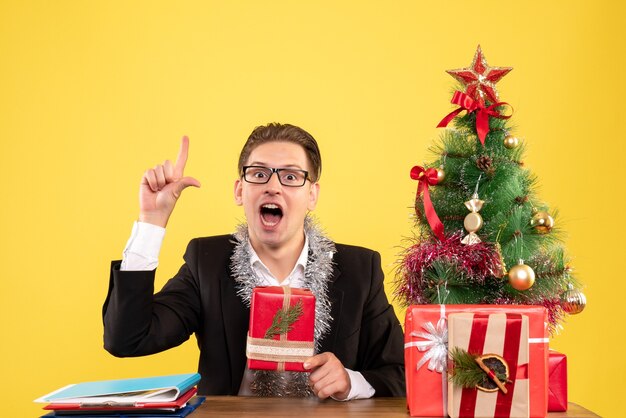 クリスマスのポーズをとる表現力豊かな青年