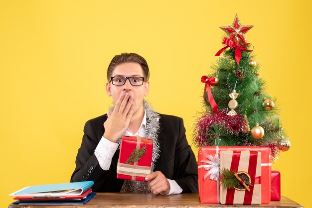 クリスマスのポーズをとる表現力豊かな青年