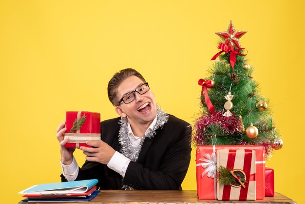 クリスマスにポーズをとる表現力のある若い男
