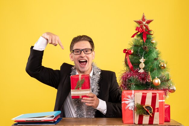クリスマスのポーズをとる表現力豊かな青年