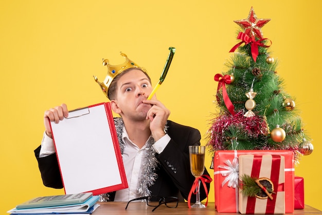 Free photo expressive young man posing for christmas