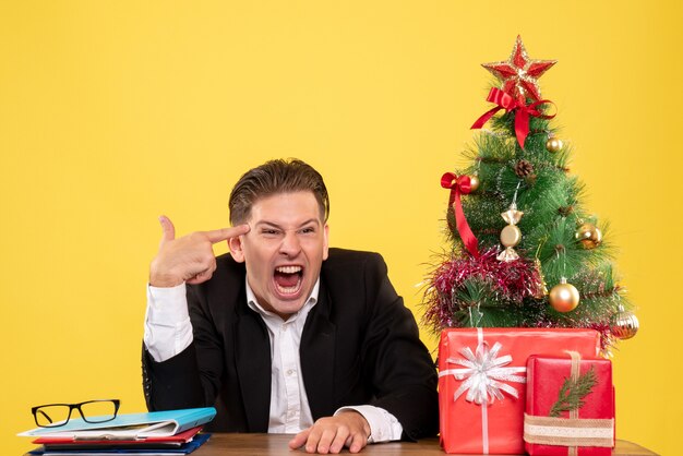 クリスマスのポーズをとる表現力豊かな若い男