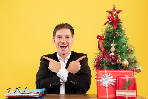 クリスマスのポーズをとる表現力豊かな若い男