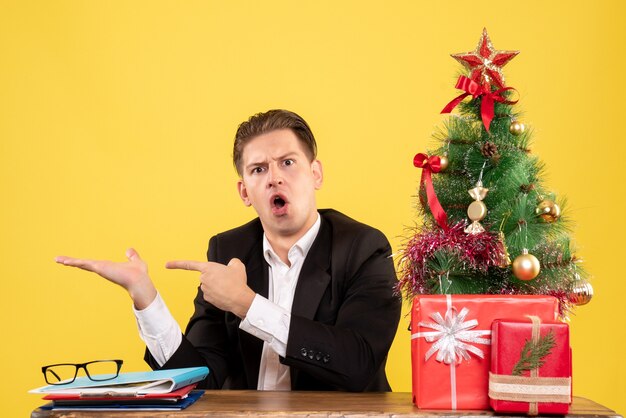 クリスマスのポーズをとる表現力豊かな若い男