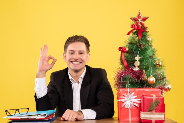 クリスマスのポーズをとる表現力豊かな若い男