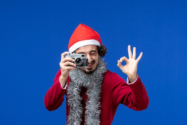 무료 사진 크리스마스를 위해 포즈를 취하는 표현 젊은 남자