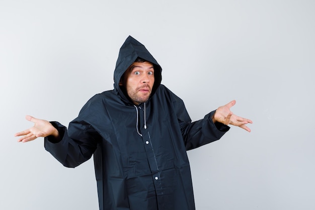 Free photo expressive young man posing in the studio