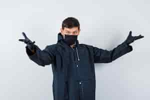 Free photo expressive young man posing in the studio