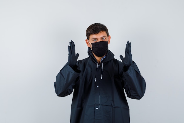 Free photo expressive young man posing in the studio