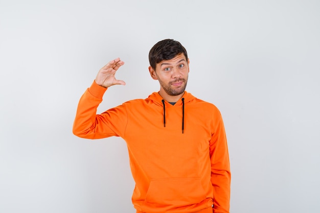 Free photo expressive young man posing in the studio