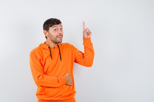 Free photo expressive young man posing in the studio