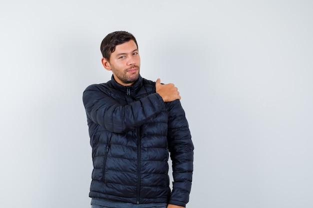 Free photo expressive young man posing in the studio