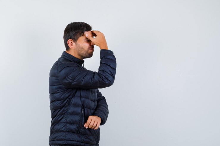 Free Photo expressive young man posing in the studio