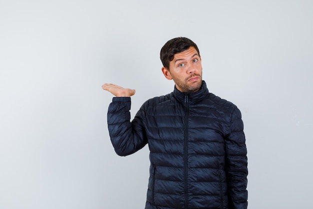 Free photo expressive young man posing in the studio