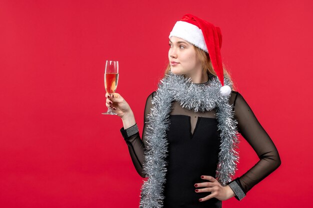 クリスマスのポーズをとる表現力豊かな若い女性