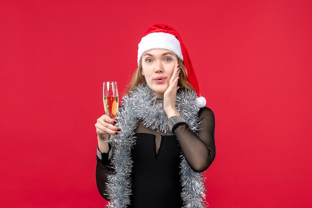 クリスマスのポーズをとる表現力豊かな若い女性