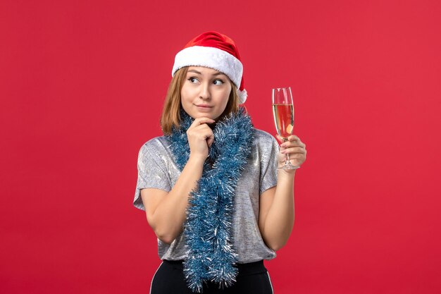 クリスマスのポーズをとる表現力豊かな若い女性