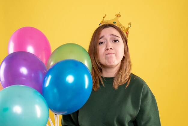 Free photo expressive young woman posing for christmas