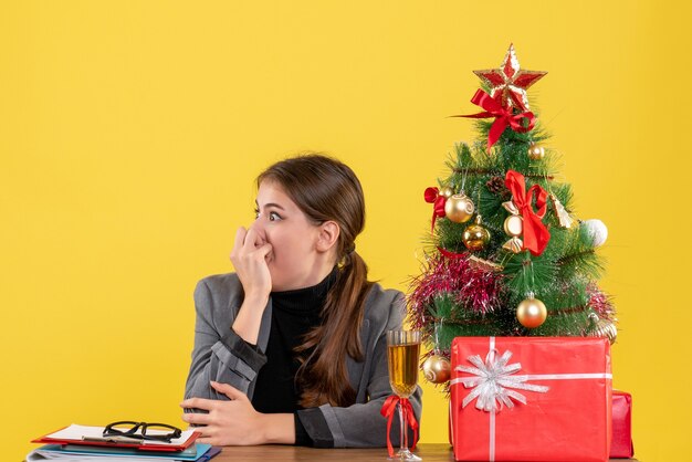 クリスマスのポーズをとる表現力豊かな若い女性