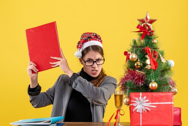 クリスマスのポーズをとる表現力豊かな若い女性