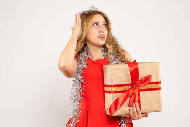 Foto gratuita giovane donna espressiva in posa per il natale