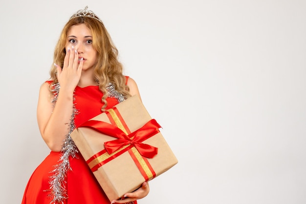 Foto gratuita giovane donna espressiva in posa per il natale