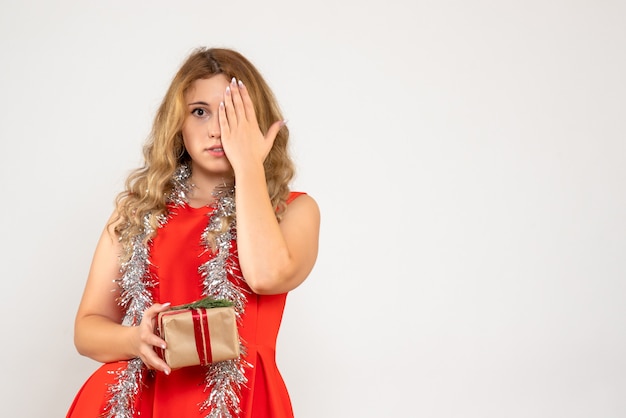 Foto gratuita giovane donna espressiva in posa per il natale