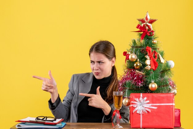 クリスマスのポーズをとる表現力豊かな若い女性