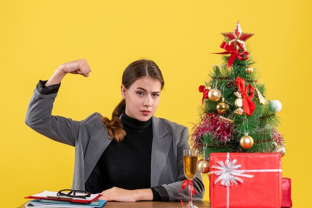 クリスマスのポーズをとる表現力豊かな若い女性