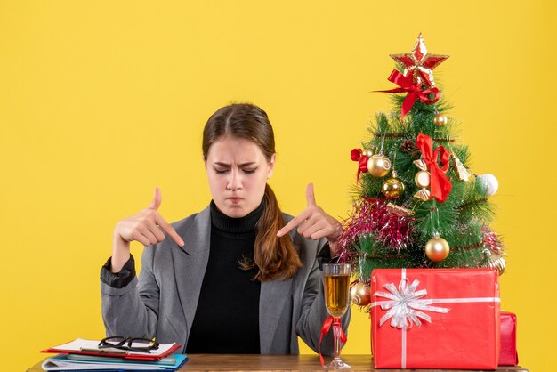 クリスマスのポーズをとる表現力豊かな若い女性